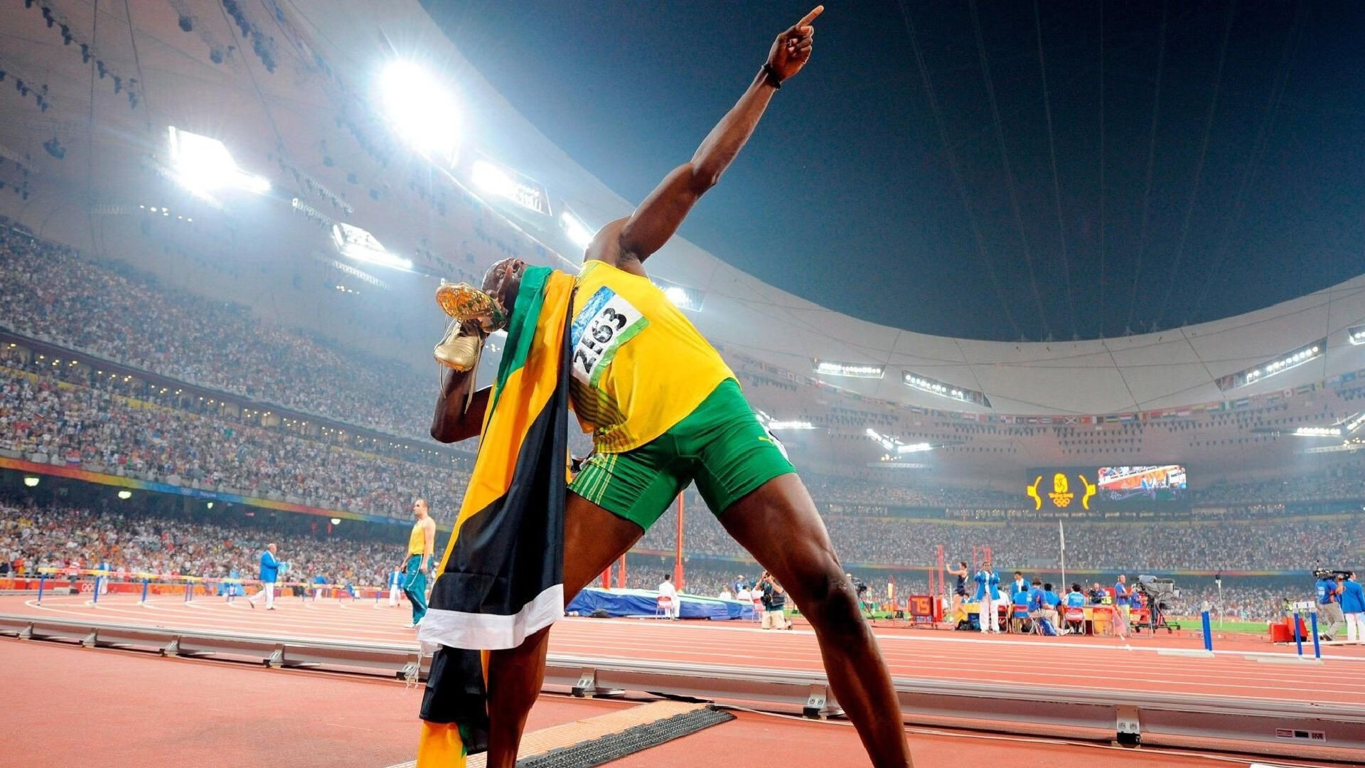 赛场灯光故障瞬间中断比赛，组织方迅速处理，汽车赛道灯